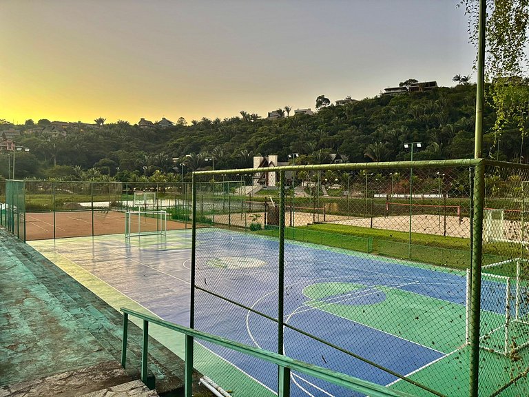 Refúgio charmoso cercado por verde