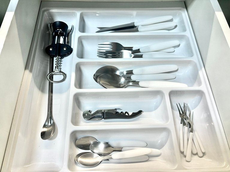 Praia a 120m! Apto Completo com Varanda e Conforto