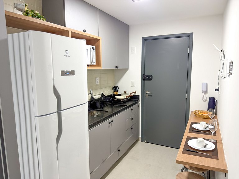 Apto Completo | Piscina c/ Vista | 120m da Praia