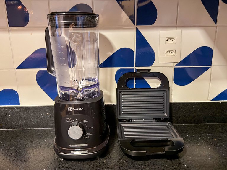 Vista Mar | Ótima Localização | Completo c/ 2 Qtos